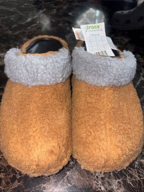 CROCS Women size 7 Fuzzy Lined Clog - Brown with Gray Cuff